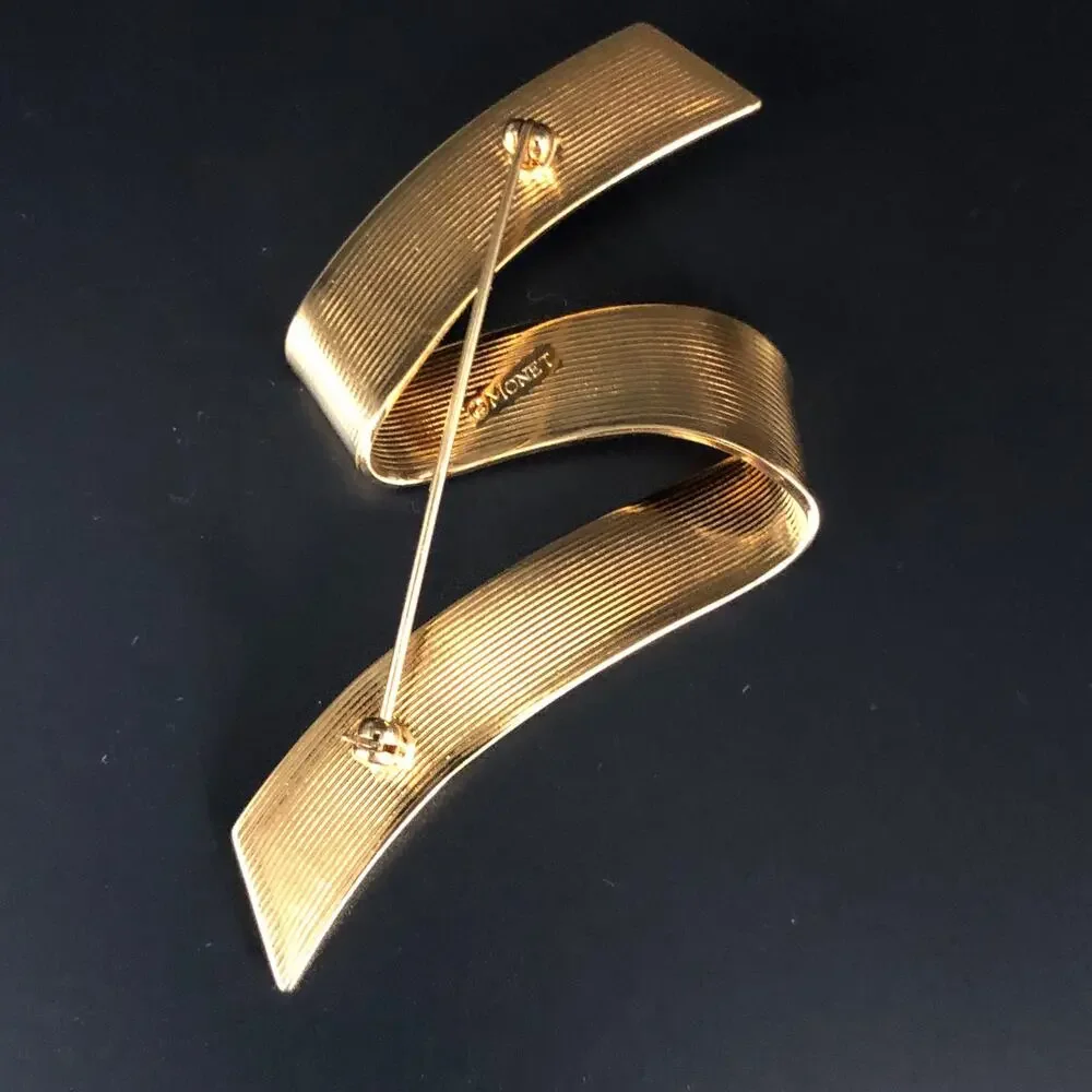 Vintage 1970 MONET Gold Tone Ribbon Pin Brooch 70's - Picture 4 of 5